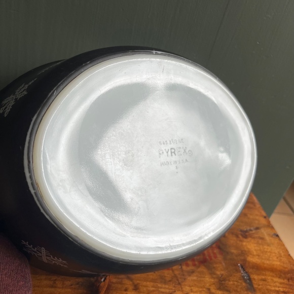Vintage Black Snowflake Pyrex 2.5 QT Casserole Dish with Lid - Picture 8 of 8